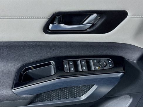 New 2025 Nissan Pathfinder SL w/ Black Appearance Package image 16