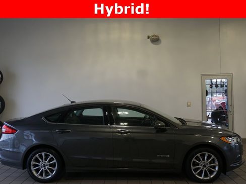 Used 2017 Ford Fusion S image 2
