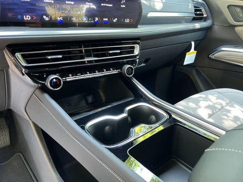 New 2026 Chevrolet Traverse LT w/ Sun and Wheel Package FWD image 28