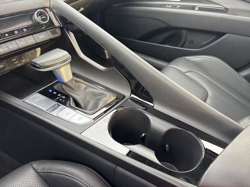 Used 2025 Hyundai Elantra Limited image 18
