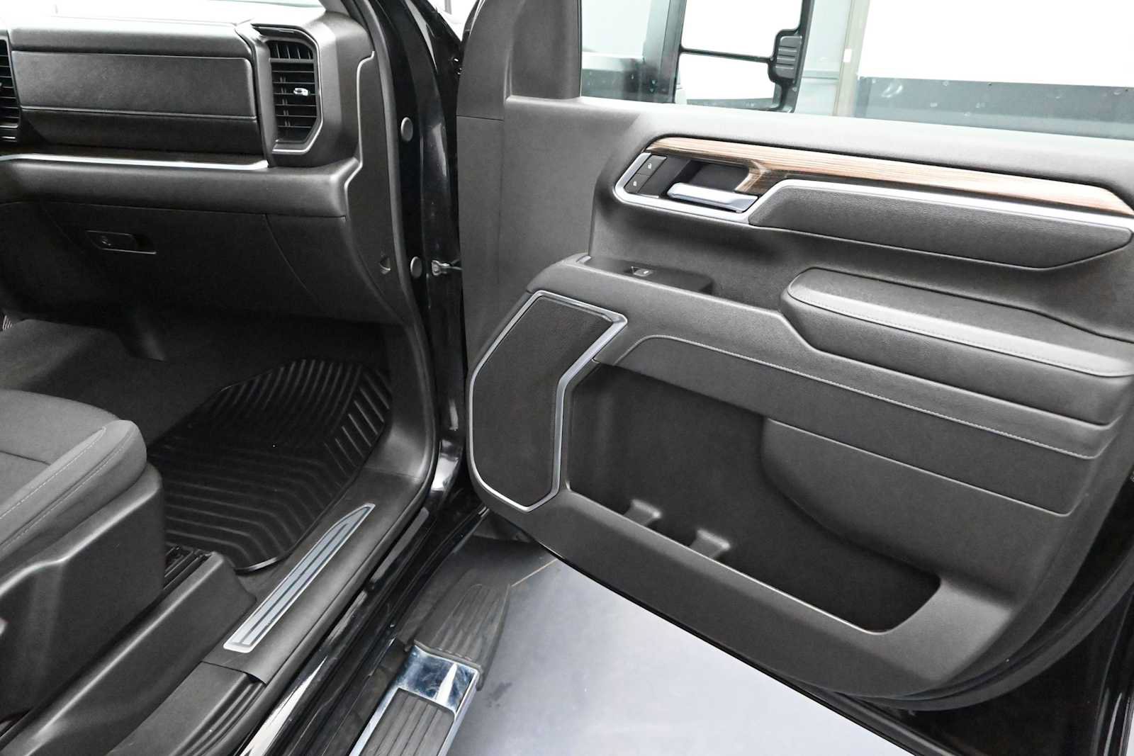 Used 2025 Chevrolet Silverado 2500 LT w/ Convenience Package AWD/4WD image 32