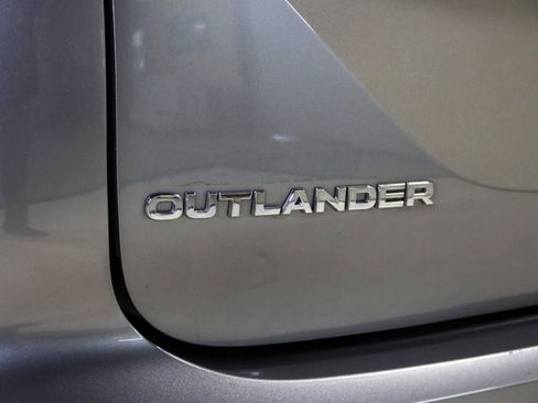 Used 2022 Mitsubishi Outlander SE image 12