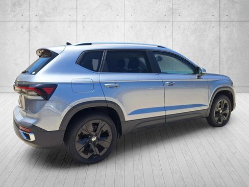 Certified 2025 Volkswagen Taos SE FWD image 5