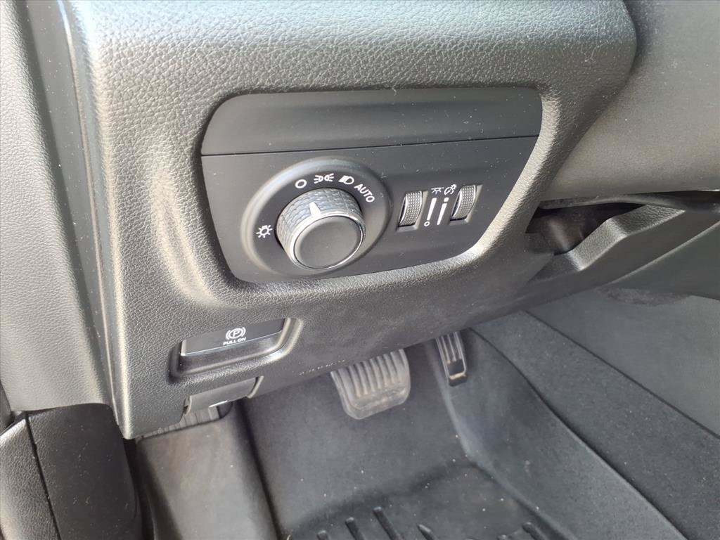 Used 2022 Jeep Grand Cherokee Laredo w/ Luxury Tech Group I RWD image 28