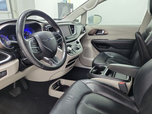 Used 2019 Chrysler Pacifica Touring-L FWD image 16