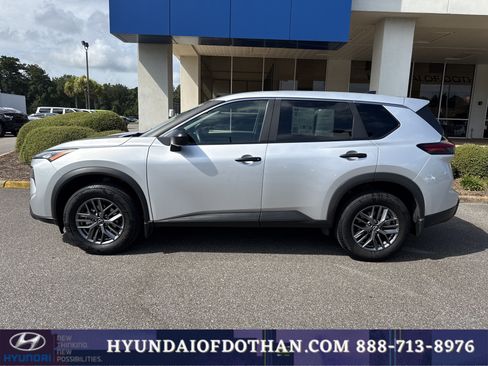 Used 2024 Nissan Rogue S FWD image 2
