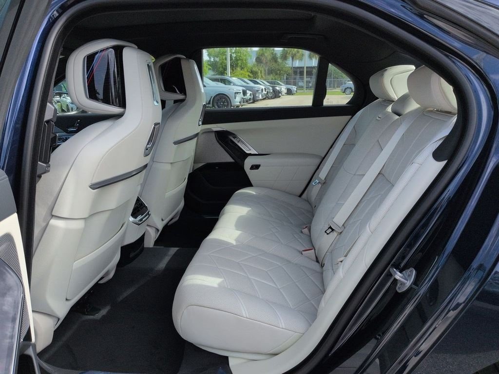 New 2026 BMW i7 xDrive60 AWD/4WD image 13
