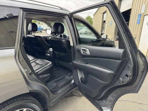 Used 2020 Nissan Pathfinder Platinum image 22