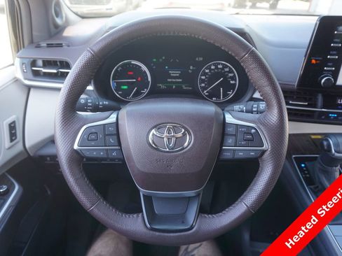 Used 2024 Toyota Sienna Platinum AWD/4WD image 3
