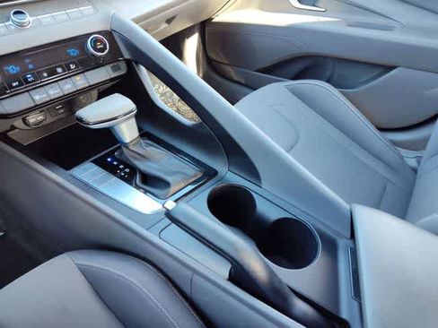 Used 2024 Hyundai Elantra SEL image 25
