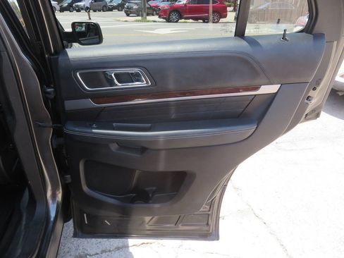 Used 2018 Ford Explorer Platinum AWD/4WD image 32