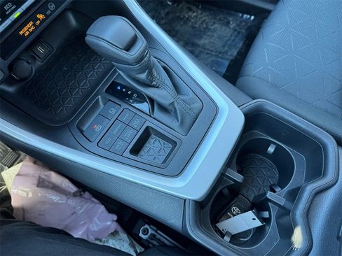 Used 2022 Toyota RAV4 XLE image 23