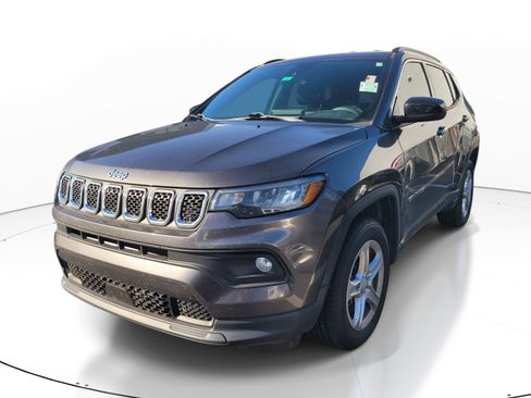 Used 2023 Jeep Compass Latitude AWD/4WD image 3
