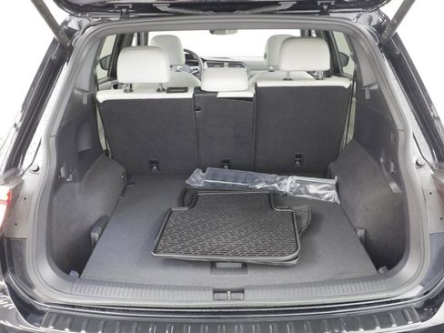 Used 2022 Volkswagen Tiguan SE R-Line image 17