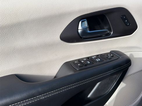 Used 2023 Chrysler Pacifica Touring-L image 37