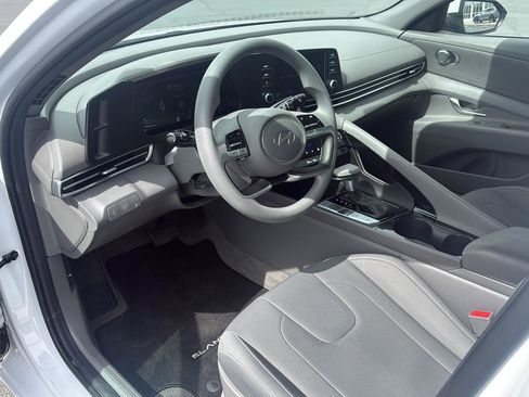 Used 2025 Hyundai Elantra Blue image 13