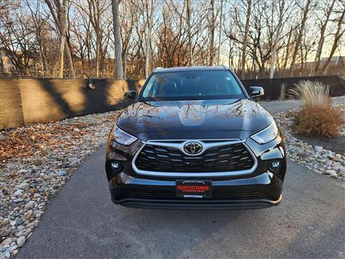 Used 2023 Toyota Highlander XLE image 8