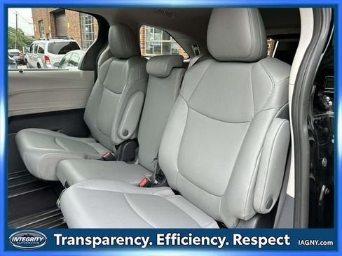 Used 2024 Toyota Sienna XLE FWD image 17