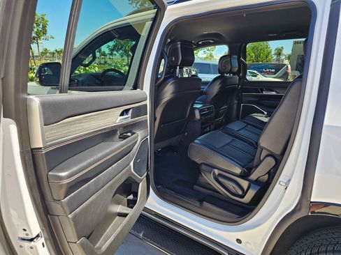 Used 2024 Jeep Wagoneer Series II w/ Flexible Seating Group image 18