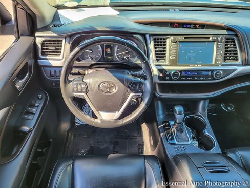 Used 2017 Toyota Highlander XLE w/ Carpet Mat Package image 14