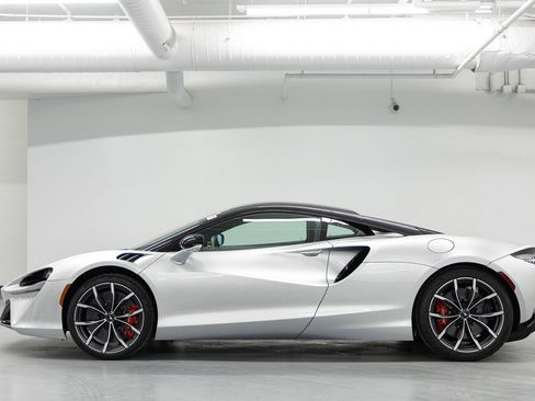 Used 2023 McLaren Artura image 3