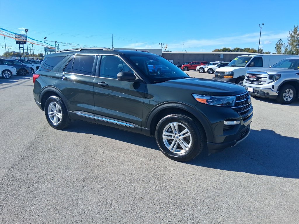 Used 2023 Ford Explorer XLT AWD/4WD image 3