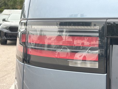 Used 2023 Land Rover Discovery Metropolitan Edition image 10