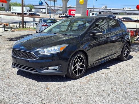 Used 2015 Ford Focus SE w/ SE Sport Package FWD image 3