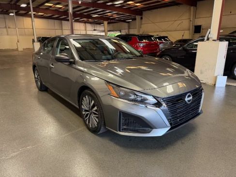 Used 2025 Nissan Altima 2.5 SV FWD image 6