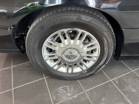 Used 2009 Lincoln Town Car Signature Limited image 25