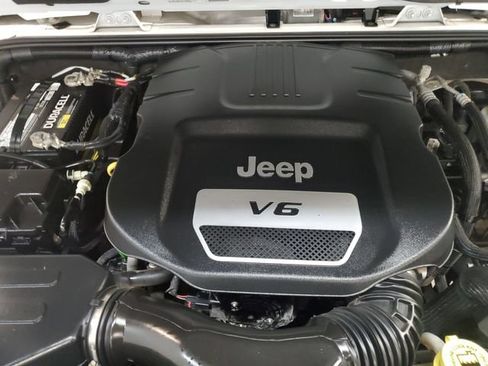 Used 2018 Jeep Wrangler Unlimited Sahara w/ Connectivity Group AWD/4WD image 23