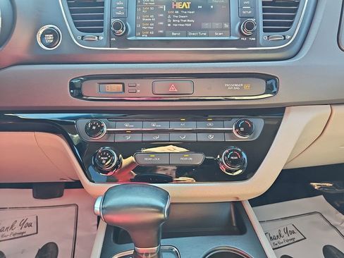 Used 2017 Kia Sedona LX w/ LX Essentials Premium Package FWD image 23