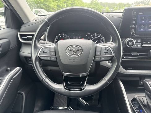 Used 2021 Toyota Highlander XLE AWD/4WD image 11