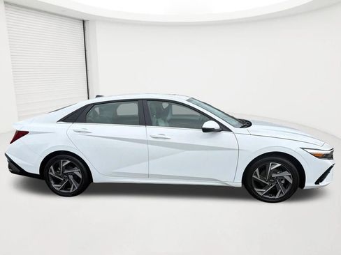 Certified 2025 Hyundai Elantra Limited FWD image 4