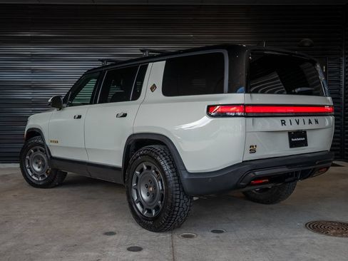 Used 2025 Rivian R1S Premium Dual AWD/4WD image 3