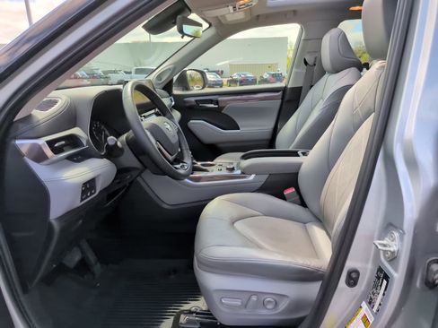 Certified 2020 Toyota Highlander Platinum AWD/4WD image 19