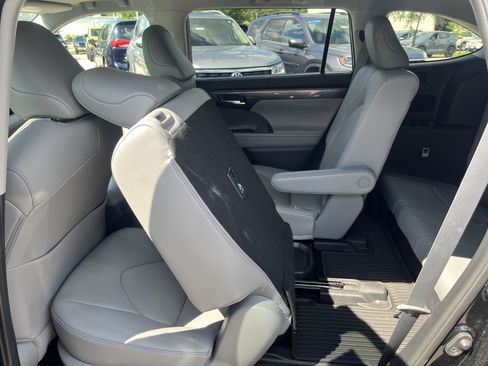 Used 2021 Toyota Highlander Platinum AWD/4WD image 16