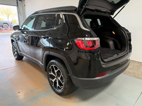 Used 2025 Jeep Compass Limited AWD/4WD image 4