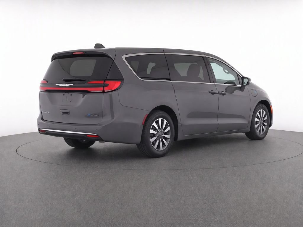 Used 2022 Chrysler Pacifica Touring-L w/ Uconnect Theater Family Group FWD image 4
