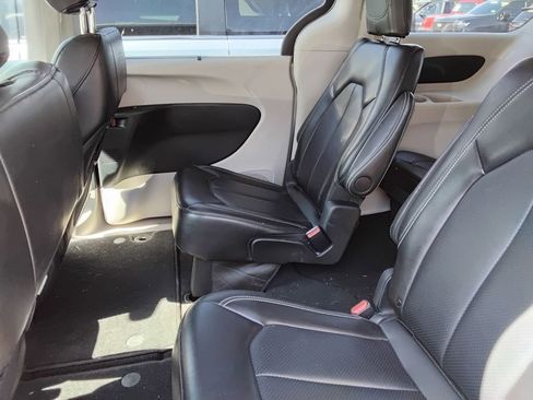Used 2024 Chrysler Pacifica Touring-L FWD image 11