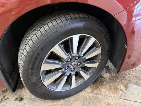 Used 2018 Toyota Sienna XLE image 13