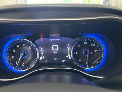 Used 2020 Chrysler Pacifica Limited FWD image 18