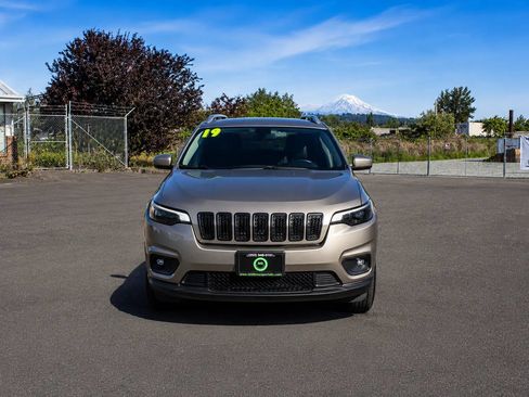 Used 2019 Jeep Cherokee Latitude Plus AWD/4WD image 2