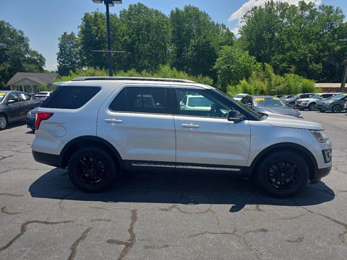 Used 2017 Ford Explorer XLT w/ Equipment Group 201A FWD image 4