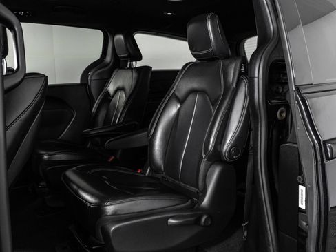 Used 2022 Chrysler Pacifica Touring-L w/ Uconnect Theater Family Group FWD image 39
