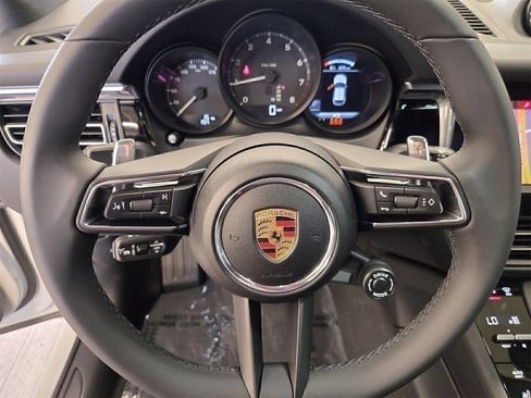 Used 2025 Porsche Macan image 18