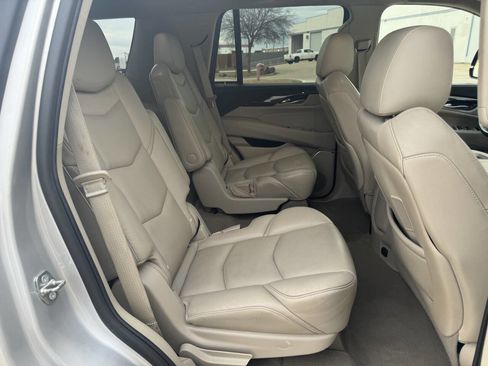 Used 2018 Cadillac Escalade Luxury image 16