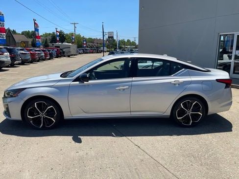 Used 2024 Nissan Altima 2.5 SR w/ SR Premium Package FWD image 8