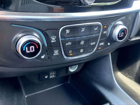 Used 2021 Chevrolet Traverse LT w/ LT Premium Package image 31