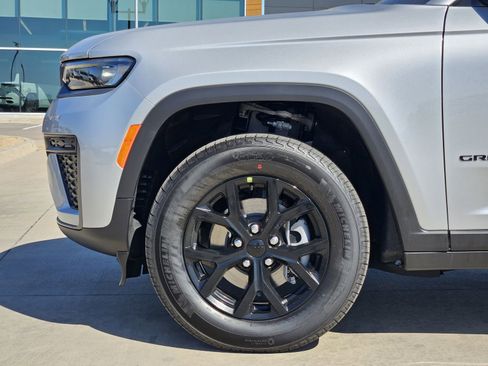 New 2026 Jeep Grand Cherokee Altitude image 11